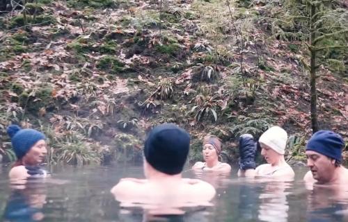 Des personnes se baignent en pleine forêt, l'eau est froide